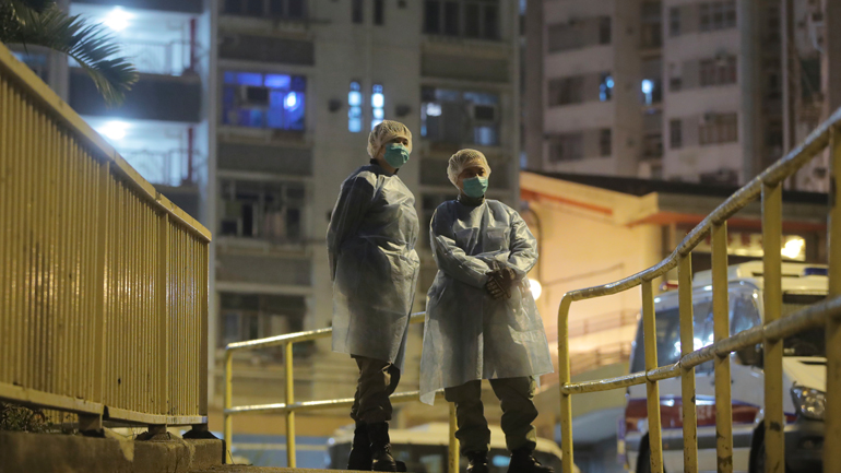 Κορωνοϊός: 242 θάνατοι σε μία ημέρα