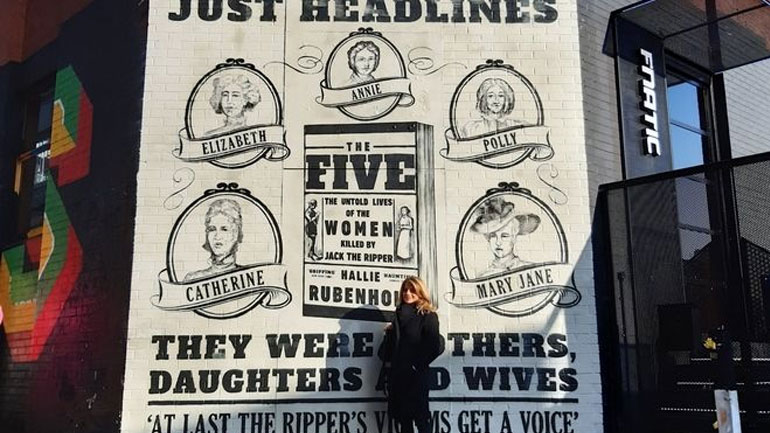 Τοιχογραφία στη μνήμη των θυμάτων του «Τζακ Αντεροβγάλτη»