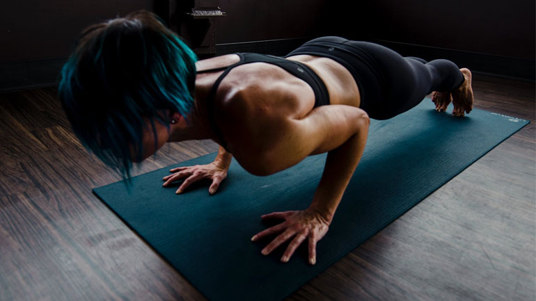 Γύμνασε όλο το σώμα σου σε ένα τέταρτο με 4 ασκήσεις!