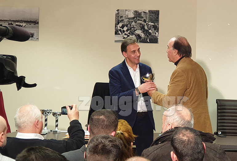 Ο αντιπρόεδρος του ΣΟΑΑ Μάριος Σταφυλοπάτης (δεξιά) βραβεύει τον αναπληρωτή αντιπρόεδρο Λεωνίδα Μανιατόπουλο για την διάκρισή του στο θεσμό του ενιαίου το 2019