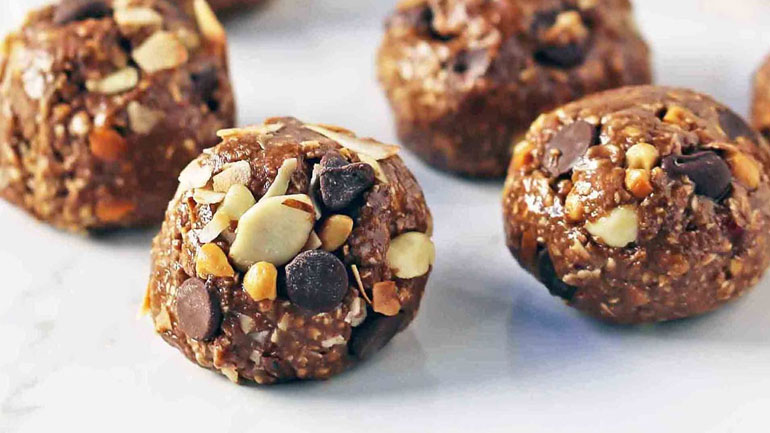 Energy balls με σοκολάτα και βρώμη χωρίς ψήσιμο