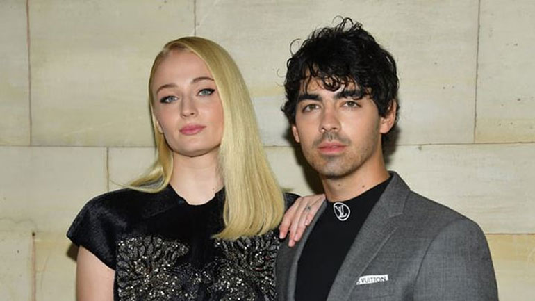 Η Sophie Turner θα γίνει μανούλα για πρώτη φορά!