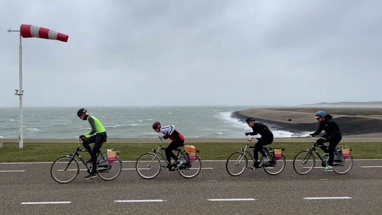 Κάνοντας ποδήλατο κόντρα στον άνεμο