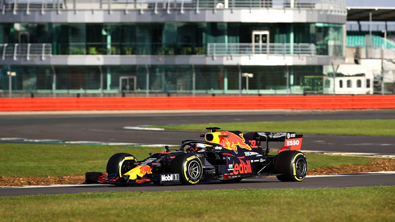 O Max Verstappen οδηγεί τη νέα RB16