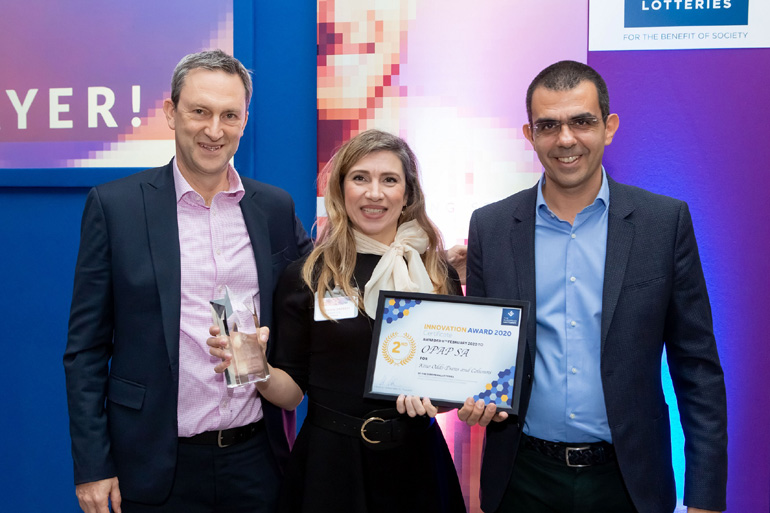 (από αριστερά) Ντάμιαν Κόουπ, Διευθύνων Σύμβουλος ΟΠΑΠ, Μαριάννα Σαρέλλη, Monitor Games Manager του ΟΠΑΠ και Φώτης Ζησιμόπουλος, Gaming Team Director του ΟΠΑΠ