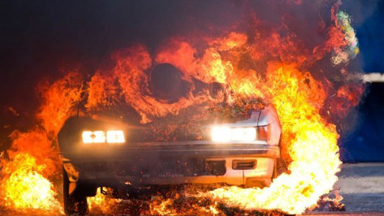 Στις φλόγες αυτοκίνητο στο Τυμπάκι
