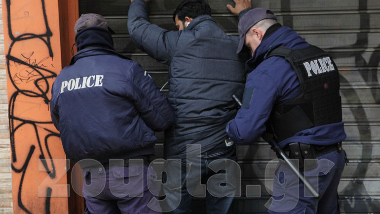 Οι πρώτες εικόνες από την αστυνομική επιχείρηση στη Μενάνδρου