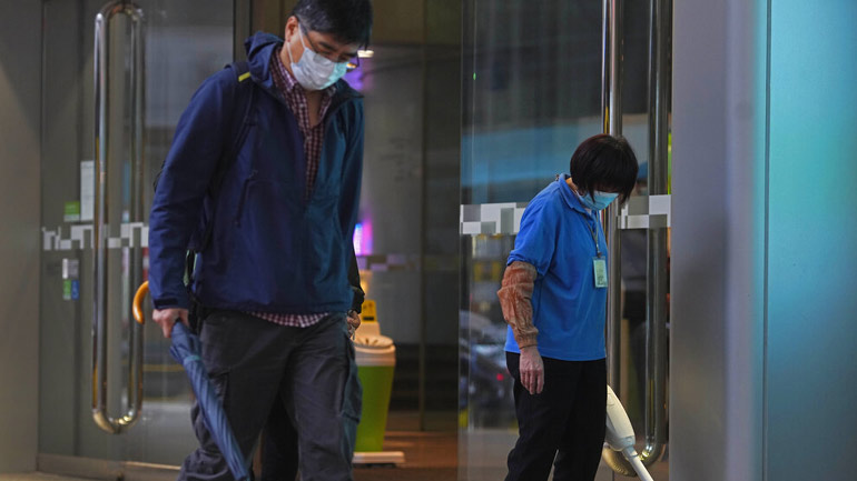 Κορωνοϊός: Οι πρώτοι Γάλλοι επαναπατρισθέντες από την Κίνα βγήκαν από την καραντίνα