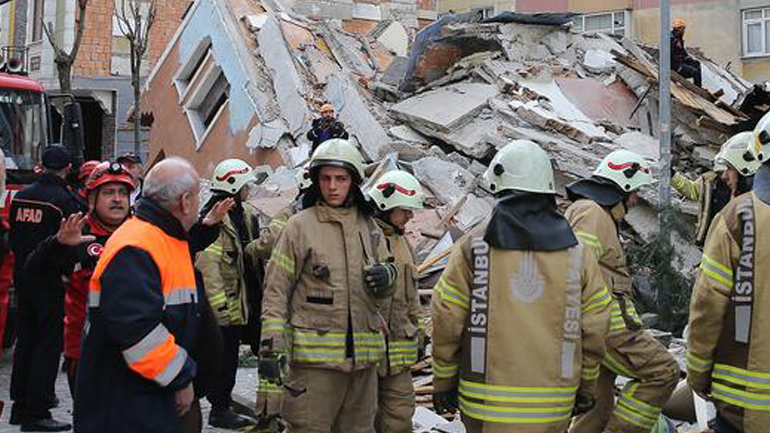 Κατέρρευσε 7οροφο κτίριο στην Κωνστατινούπολη