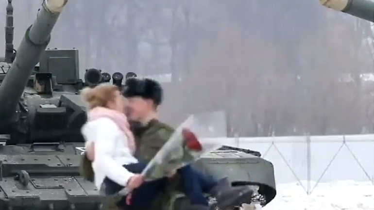 Ρωσία: Πρόταση γάμου με άρματα μάχης σε σχήμα καρδιάς