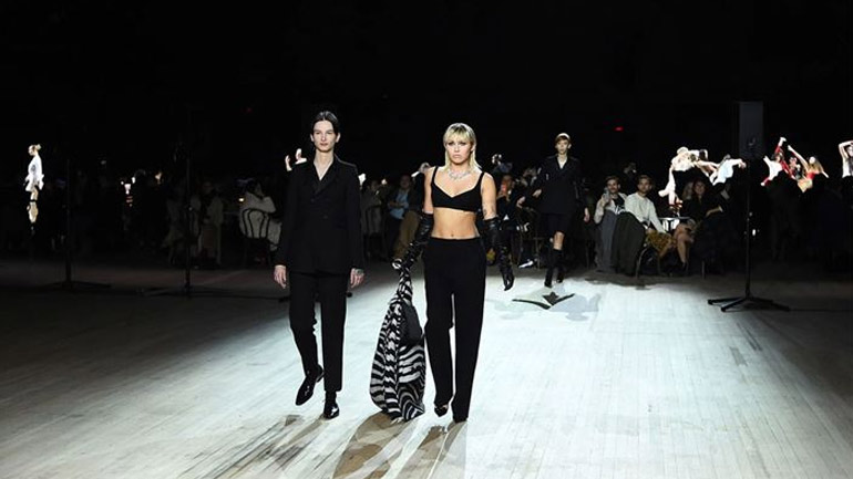 Η Miley Cyrus περπάτησε στο catwalk του Marc Jacobs στη Νέα Υόρκη