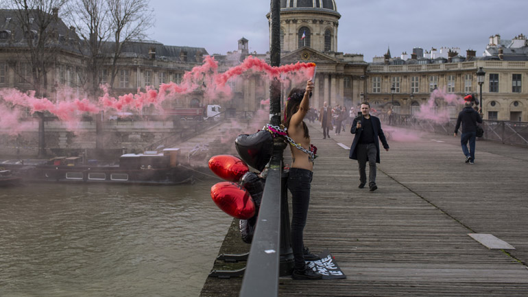 Γαλλία: Ακτιβίστριες Femen αλυσοδέθηκαν σε γέφυρα στο Παρίσι για να καταγγείλουν τις γυναικοκτονίες