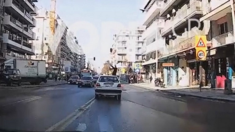 Βίντεο-σοκ: Αυτοκίνητο παρασύρει νεαρή γυναίκα στη Θεσσαλονίκη