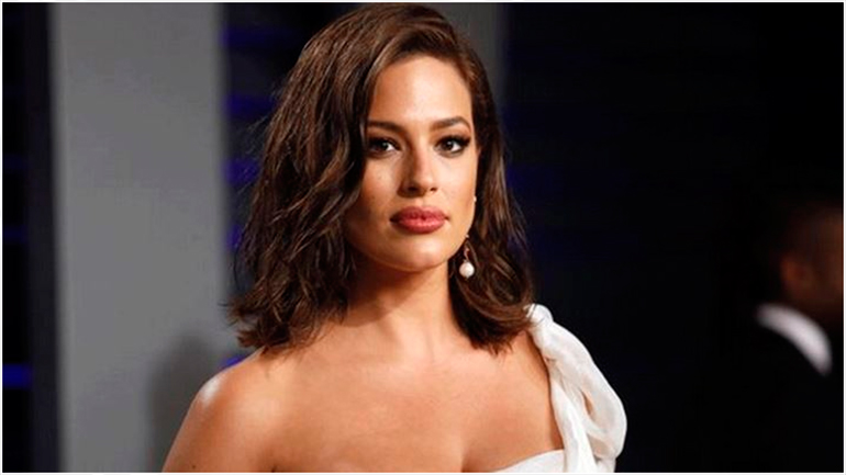 Η φωτογραφία της Ashley Graham με τον δημόσιο θηλασμό του γιου της που έγινε viral