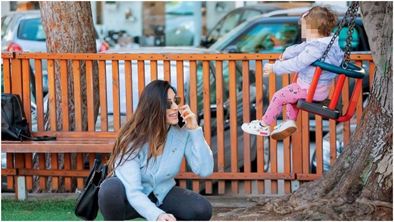 Φλορίντα Πετρουτσέλι: Στην παιδική χαρά με την κόρη της