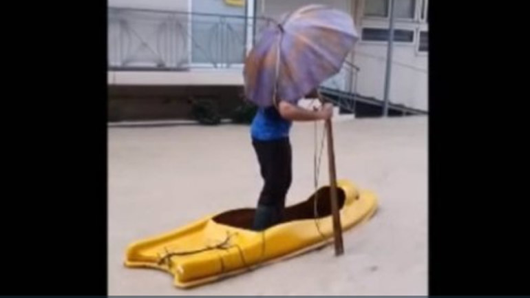 Ρόδος: Βγήκαν… τα κανό στους δρόμους λόγω της κακοκαιρίας!