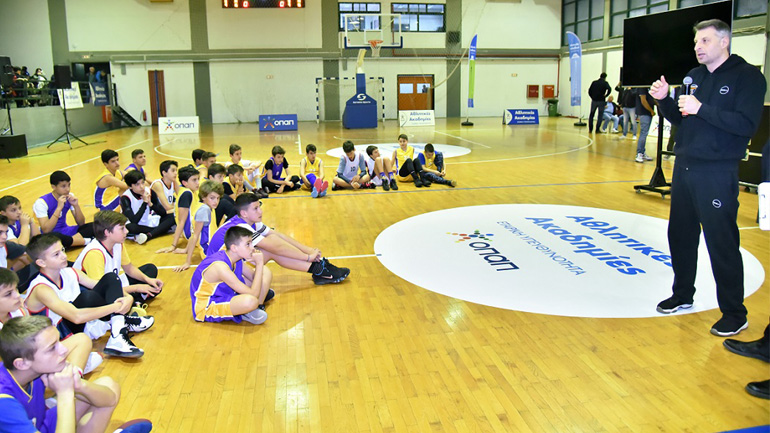 Πέντε κορυφαίοι μπασκετμπολίστες μυούν τα παιδιά των Αθλητικών Ακαδημιών ΟΠΑΠ στις αξίες του Αθλητισμού