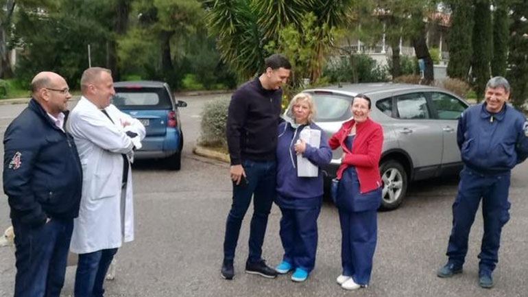 Ο υπουργός Υγείας επισκέφθηκε τους δύο Έλληνες πολίτες που επαναπατρίστηκαν από την Κίνα