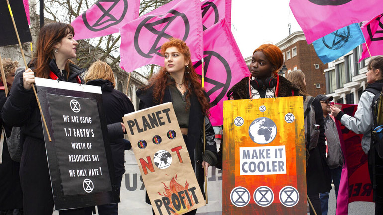 Η Extinction Rebellion διαδηλώνει στο περιθώριο της Εβδομάδας Μόδας του Λονδίνου