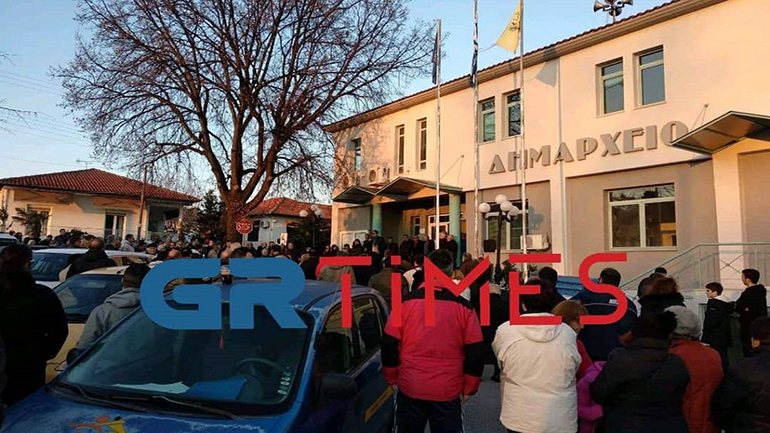 Μακρύγιαλος: Ξεσηκώνονται για τον ξενώνα με τους πρόσφυγες