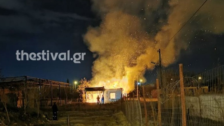 Φωτιά σε εγκαταλελειμμένη οικία στη Θεσσαλονίκη