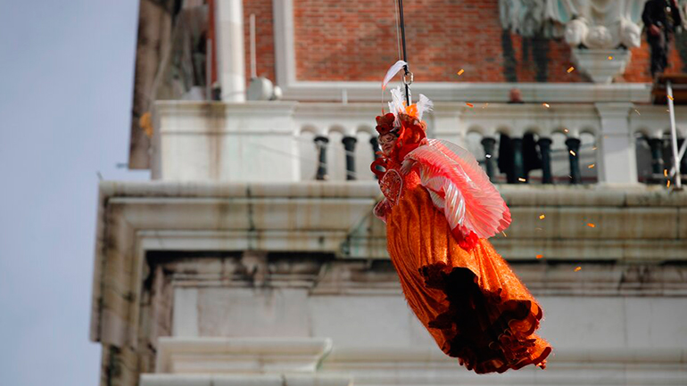 Το “πέταγμα του Αγγέλου” στο καρναβάλι της Βενετίας