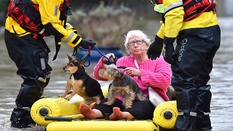 Βρετανία: “Θανάσιμος κίνδυνος” από την καταιγίδα Ντένις