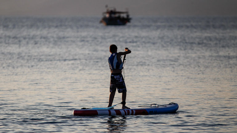 Παράβαση επιδόθηκε σε κωπηλάτη στην Άνδρο που αγνόησε τις καιρικές συνθήκες και βγήκε στη θάλασσα