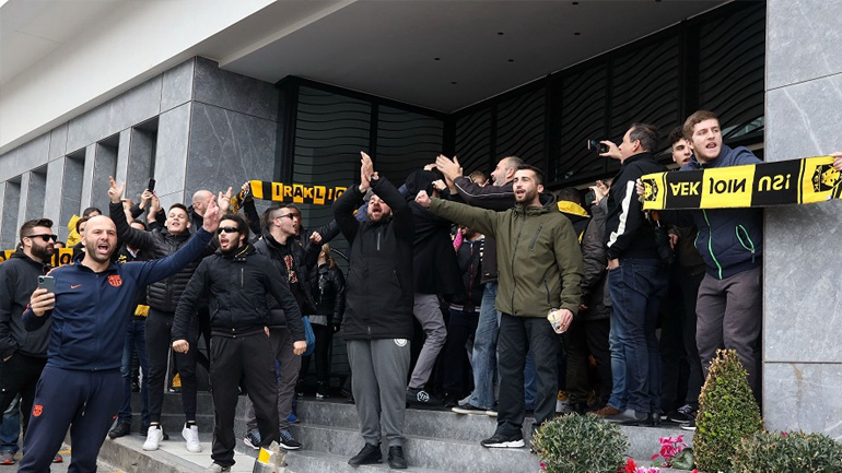 Οι οπαδοί της ΑΕΚ αποθέωσαν την ομάδα πριν τον τελικό του Κυπέλλου