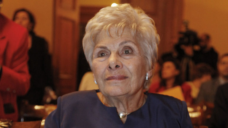 Παραμένει στην Εντατική η Κική Δημουλά – Τι αναφέρει το ιατρικό ανακοινωθέν