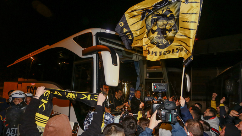 Αποθεώθηκε στο αεροδρόμιο η μπασκετική ΑΕΚ