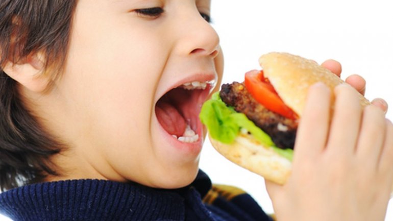 Το γρήγορο φαγητό οδηγεί σε αύξηση του βάρους στα μικρά παιδιά