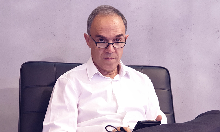 O Γιάννης Καλλίγερος δείχνει πως έχει μεγάλη εμπιστοσύνη στους συνεργάτες του