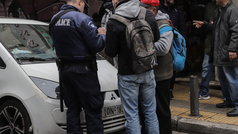 Εξάρχεια: Είχε κρύψει ηρωϊνη ακόμα και στον φορτιστή του κινητού του