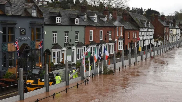 Καταιγίδα Ντένις: Πλημμύρες και αναστάτωση στη Βρετανία