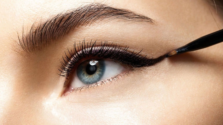 Πώς να εφαρμόσετε το eyeliner σε 5 απλά βήματα