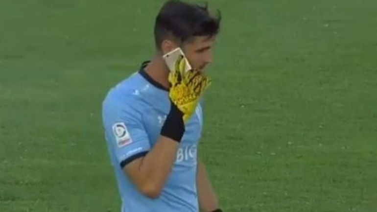 Οπαδοί πέταξαν κινητό σε τερματοφύλακα και αυτός απάντησε στην κλήση!