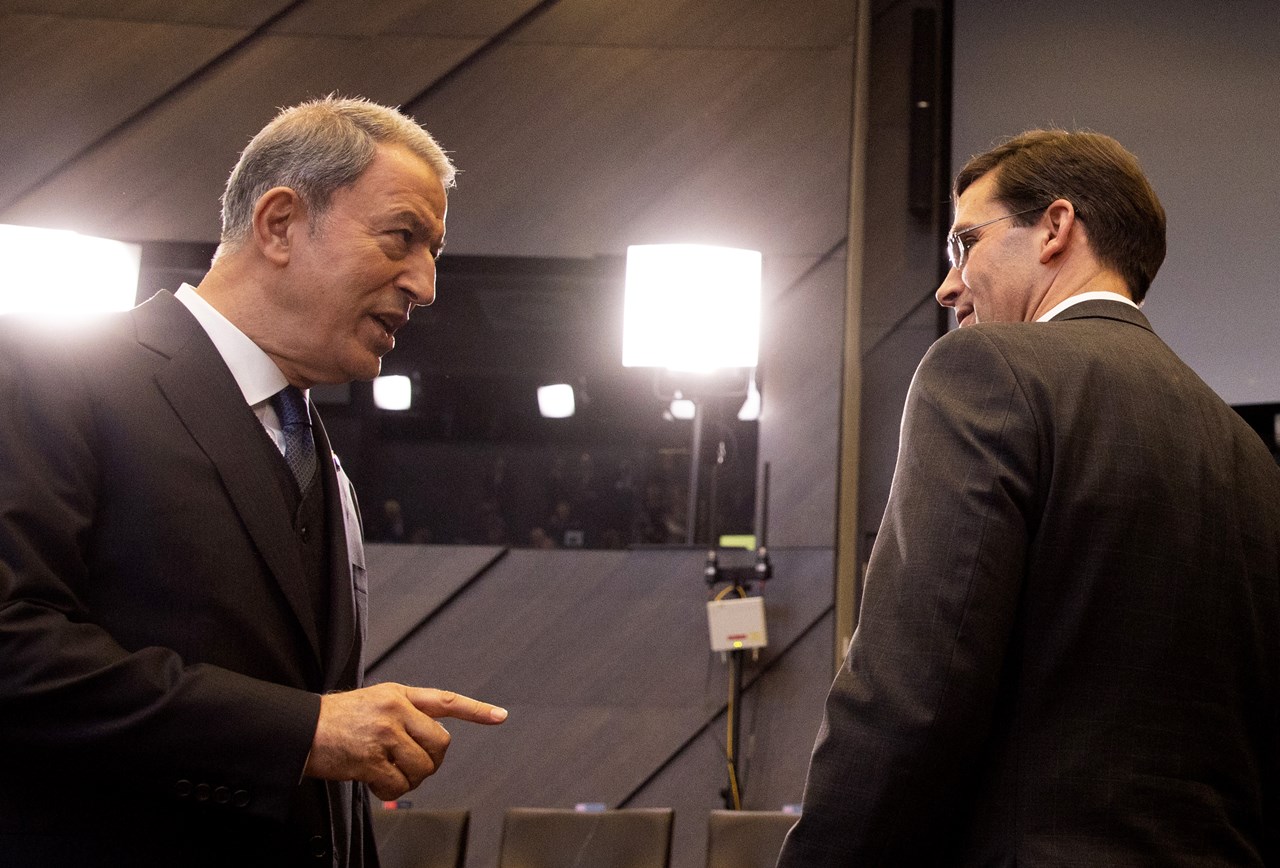 Ο Τούρκος υπουργός Άμυνας Χουλουσί Ακάρ συνομιλεί με τον Αμερικανό ομόλογό του Μαρκ Έσπερ στις Βρυξέλλες