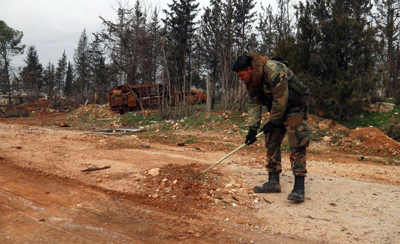 Σύροι στρατιώτες ελέγχουν τον δρόμο M5 για νάρκες