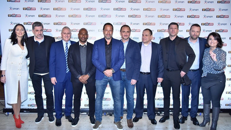 Ελληνική Ποδοσφαιρική Ομοσπονδία: Μαίρη Βεργέτη, Κωνσταντίνος Κωνσταντινίδης, Ιάκωβος Φιλιππούσης, Aron Winter, John van't Schip, Michael Valkanis, Αλέξανδρος Δέδες, Τάκης Φύσσας, Έλλη Μελαχροινίδου με τον Γιάννη Ρόκκα Διευθυντή Μάρκετινγκ, Επικοινωνίας και Χορηγιών ΟΠΑΠ