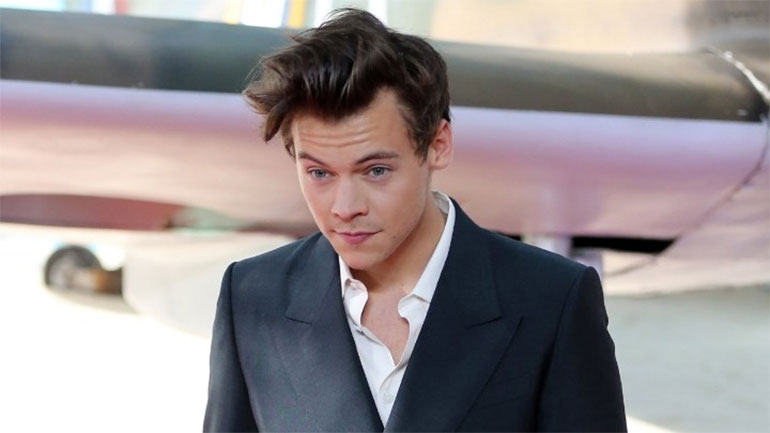 Ο Χάρι Στάιλς τιμά την Τζόνι Μίτσελ