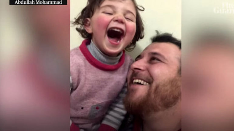 Συρία: Μαθαίνει στο παιδί του να διασκεδάζει τον φόβο του