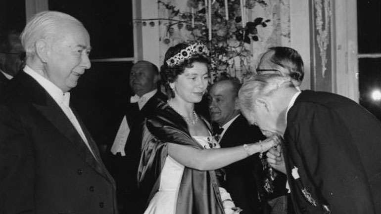 Πανάκριβη η άνασσα…