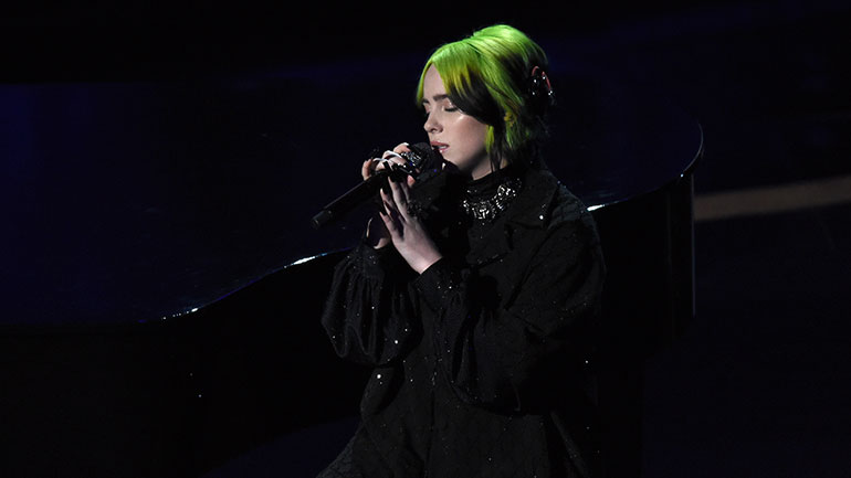 Το τραγούδι «No Time to Die» γράφτηκε μέσα σε ένα λεωφορείο