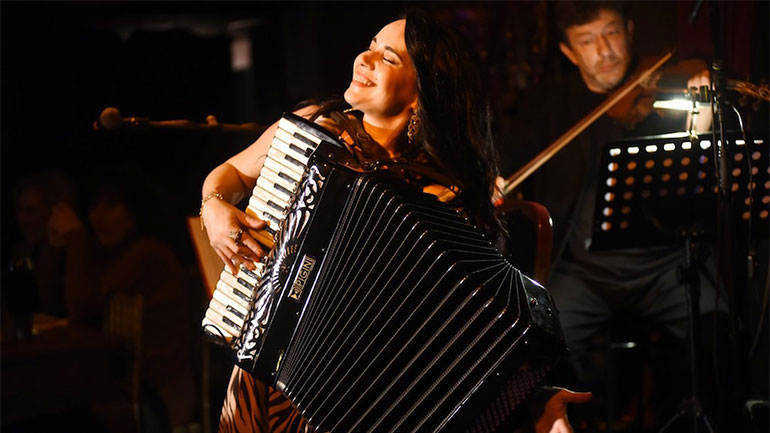 Ασφυκτικά γεμάτο το El Convento del Arte στο αφιέρωμα της Ζωής Τηγανούρια στον Στέλιο Καζαντζίδη