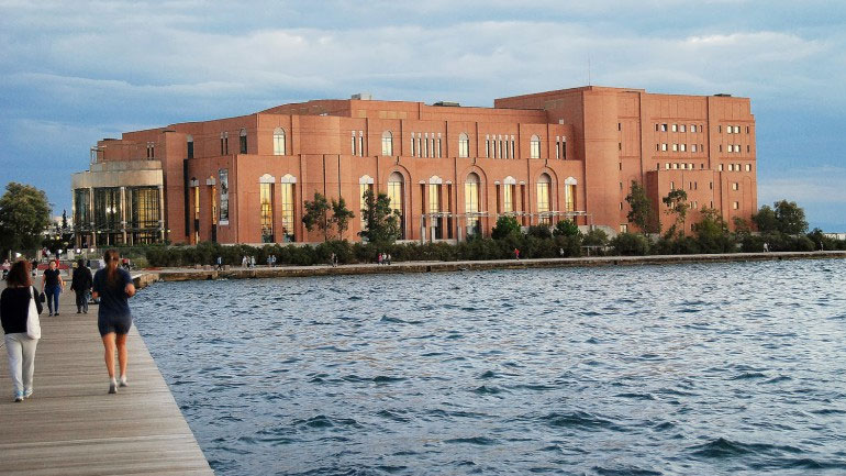 Άνδρας έπεσε στον Θερμαϊκό μπροστά από το Μέγαρο Μουσικής Θεσσαλονίκης