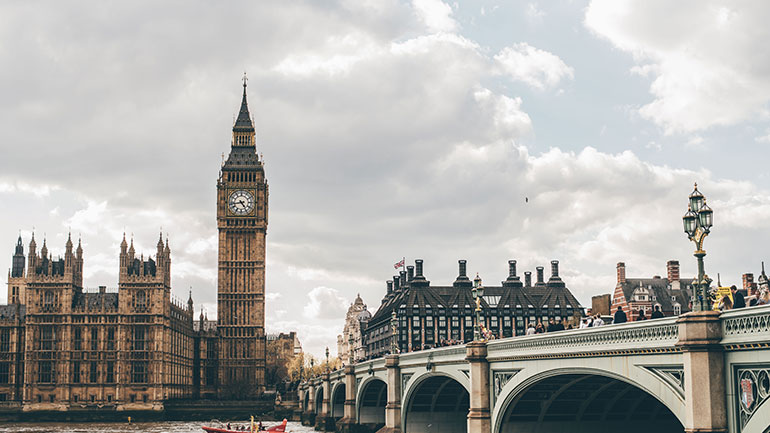 Βρετανία: Παραιτήθηκε σύμβουλος του πρωθυπουργού επειδή κατηγορήθηκε ότι έκανε ρατσιστικά σχόλια