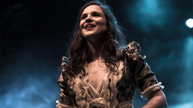 «Περηφάνια και Προκατάληψη»: Δείτε τις πρώτες φωτογραφίες από την παράσταση στο Θέατρο Αλκυονίς