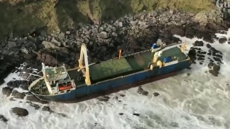 Στα βράχια της Ιρλανδίας εντοπίστηκε πλοίο-φάντασμα που έπλεε ακυβέρνητο