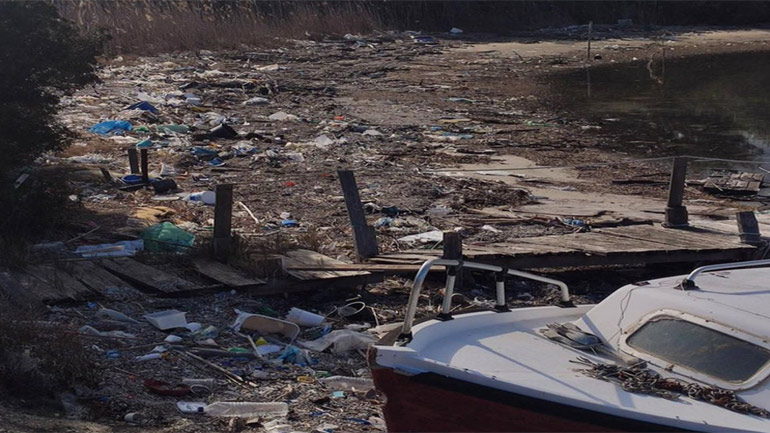 Απέραντη χωματερή η παραλία του Γλαρόκαβου στη Χαλκιδική
